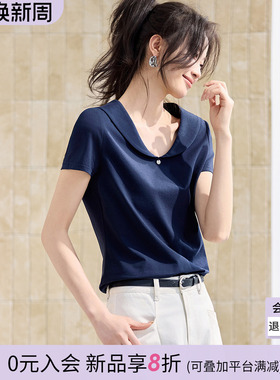沫晗依美气质时尚百搭26夏新款V型娃娃领正肩合体版型装饰圆标T恤