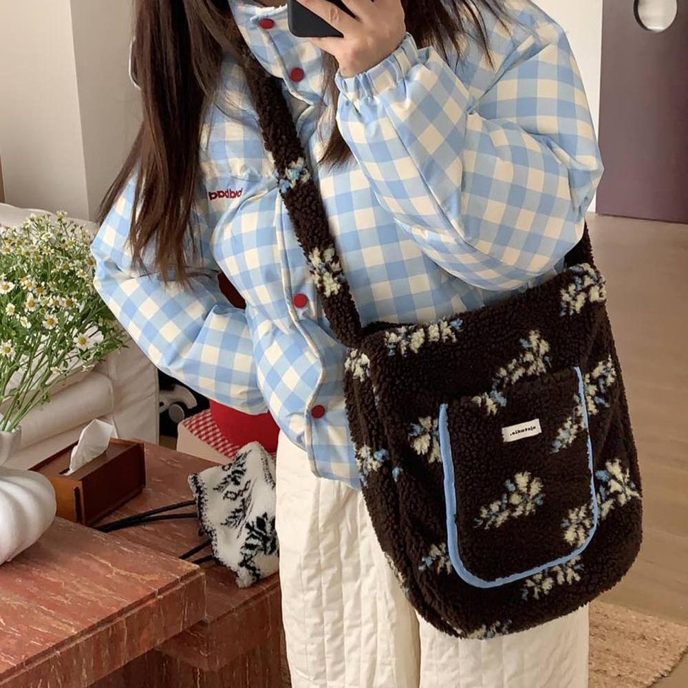 美拉德逛街斜挎背包女ins风毛绒大号托特包白领森系水桶包装书