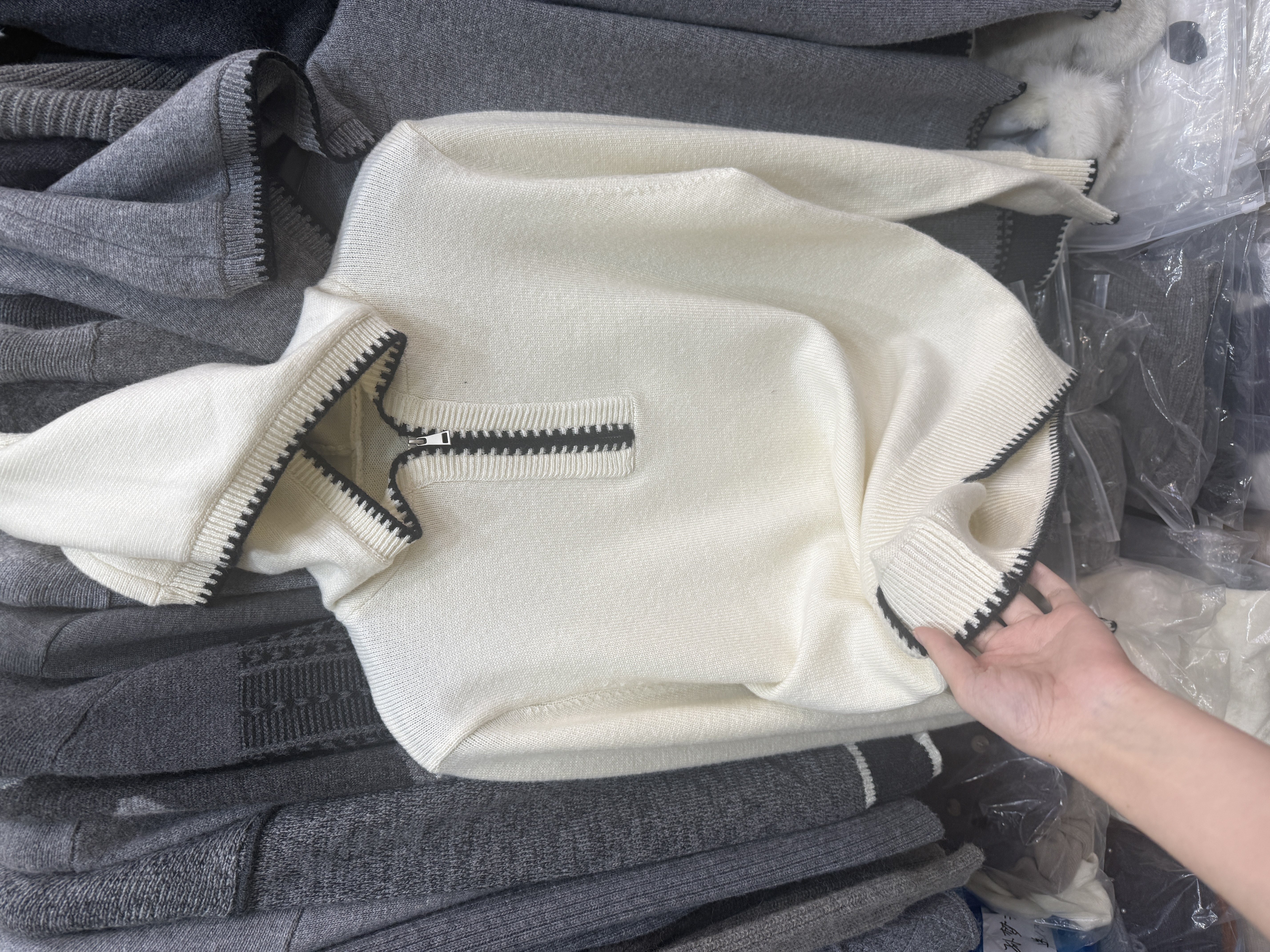 欧洲站高级感撞色半拉链连帽卫衣2025冬季新款女宽松慵懒显瘦上衣