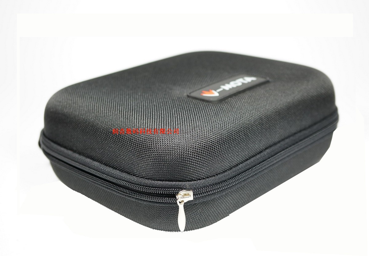 威摩达PXC耳机盒，特点：1.产品全部使用环保材料，符合欧洲环保ROHS要求，让您远离重金属的污染，支持环保产品，保护环境，共建美好家园；2.产品为硬壳设计，抗压；奢华高端大气，能有效果保护产品；3.产品表面是防水材料制造，能防水和方便清洁护理（市场上很多布面材质的包包不容易彻底清洁，容易滋生细菌）