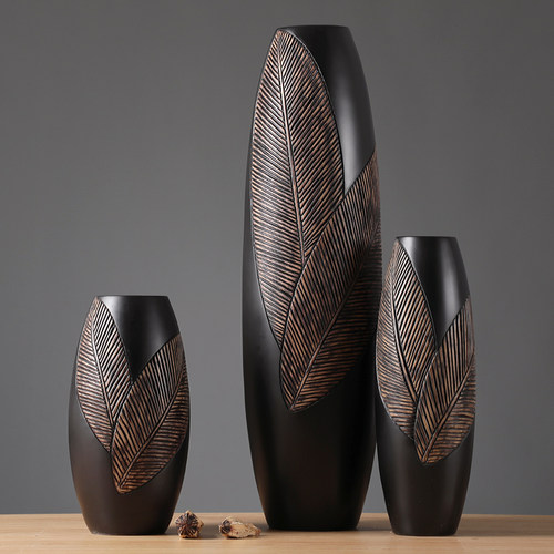 落地大花瓶电视柜旁高级感摆件