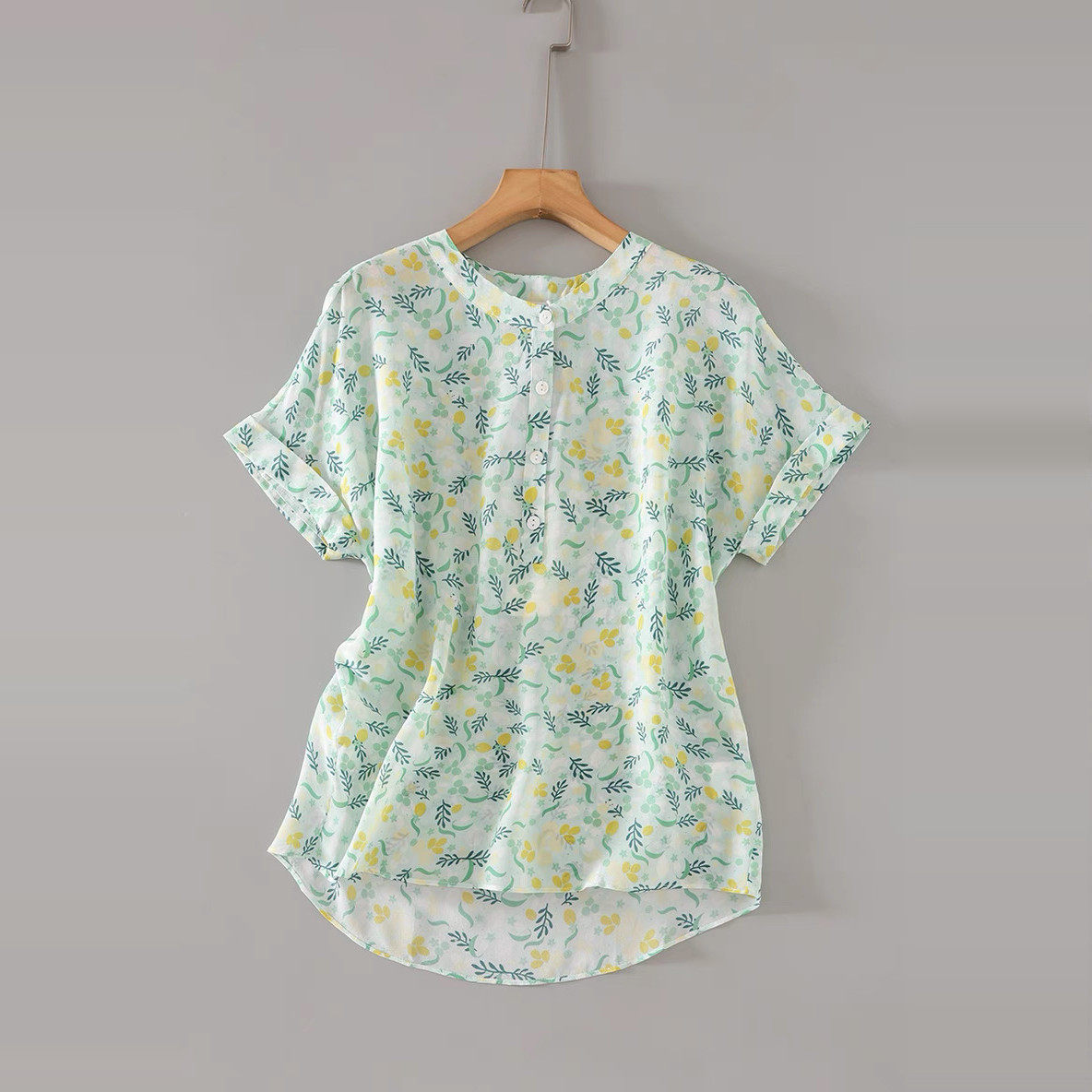 清新凉爽感觉 100真丝桑蚕丝双绉绿色碎花圆领半开门襟短袖衬衫女