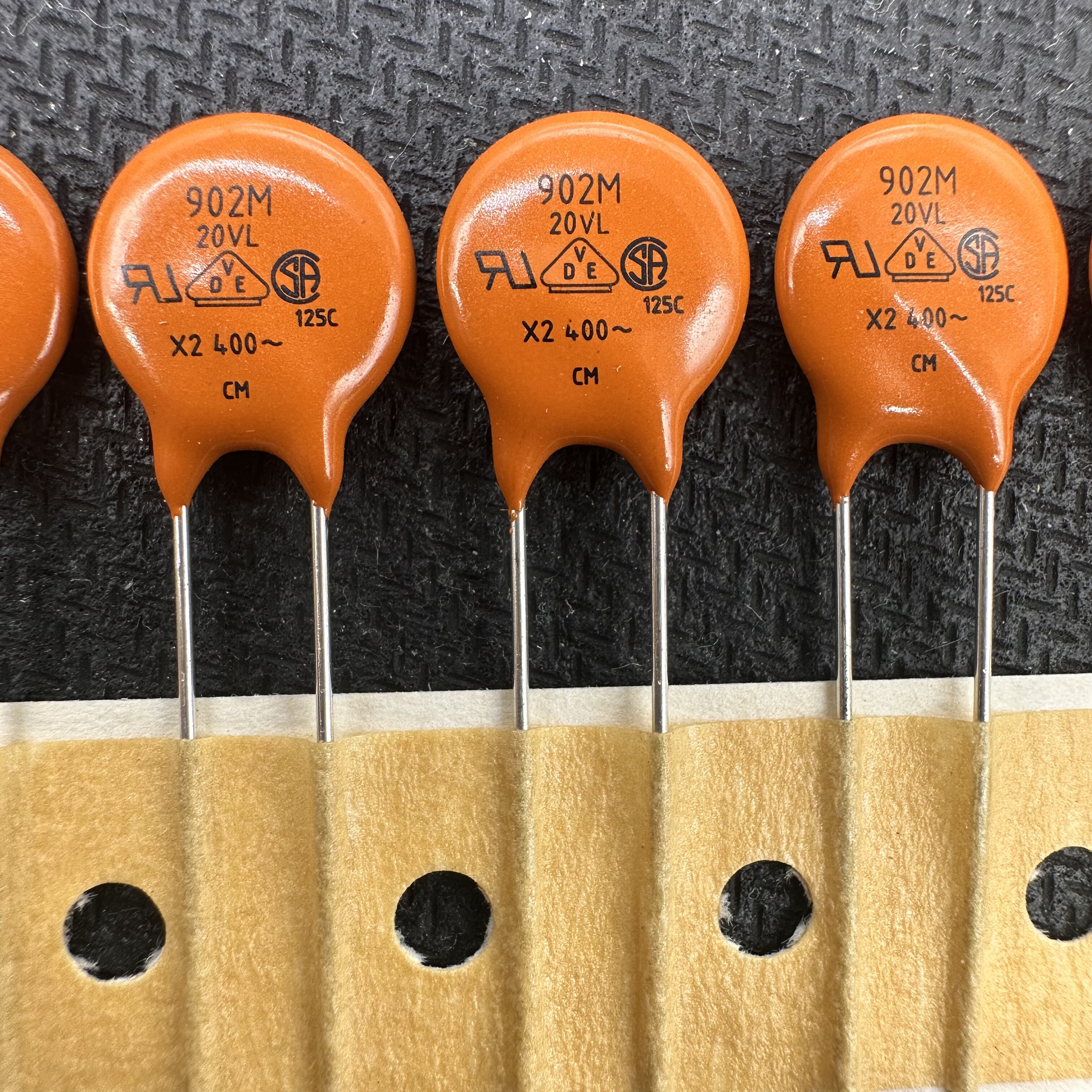 20VLD90-R QAM1 9nF瓷片电容902M 20VL 250V 400V X2 9000PF黄色