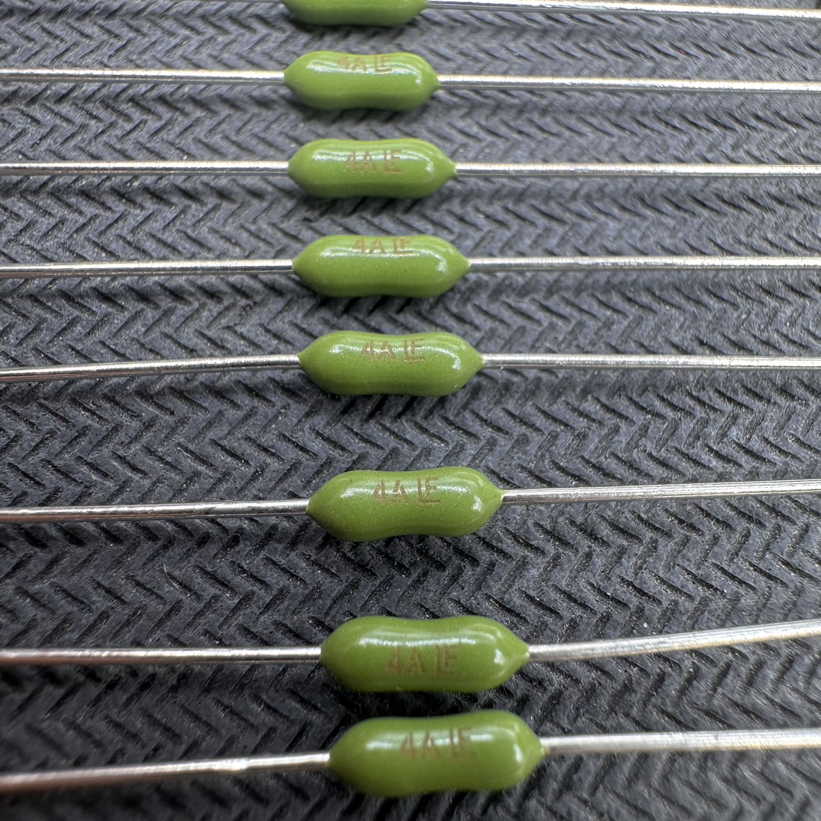 0251004.MRT1L 125V4A绿色4A LF力特电阻式保险丝原装进口2.8x7MM