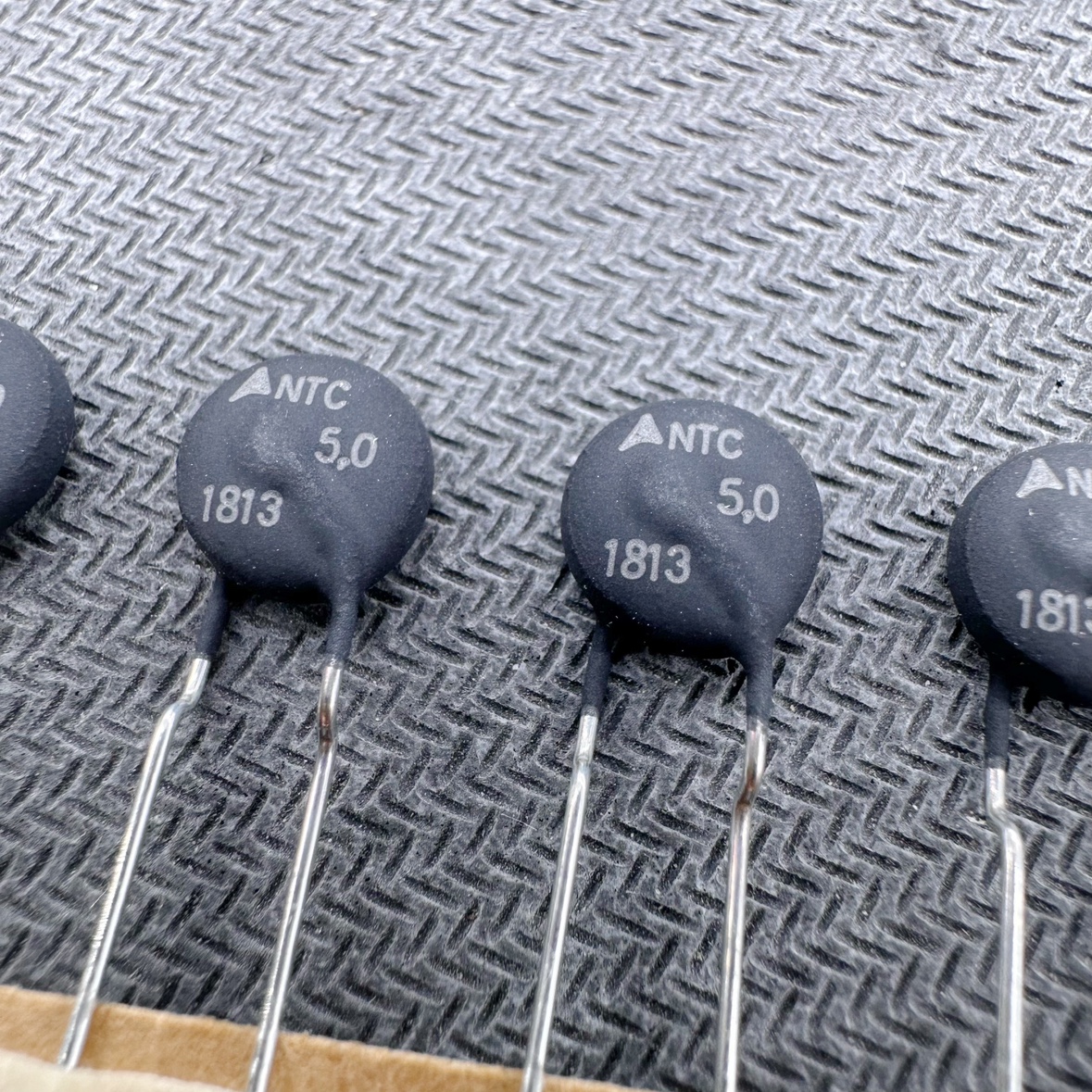 NTC5D-9 EP COS B57235S509M进口NTC5.0热敏电阻0509M 5R 4A2 9MM