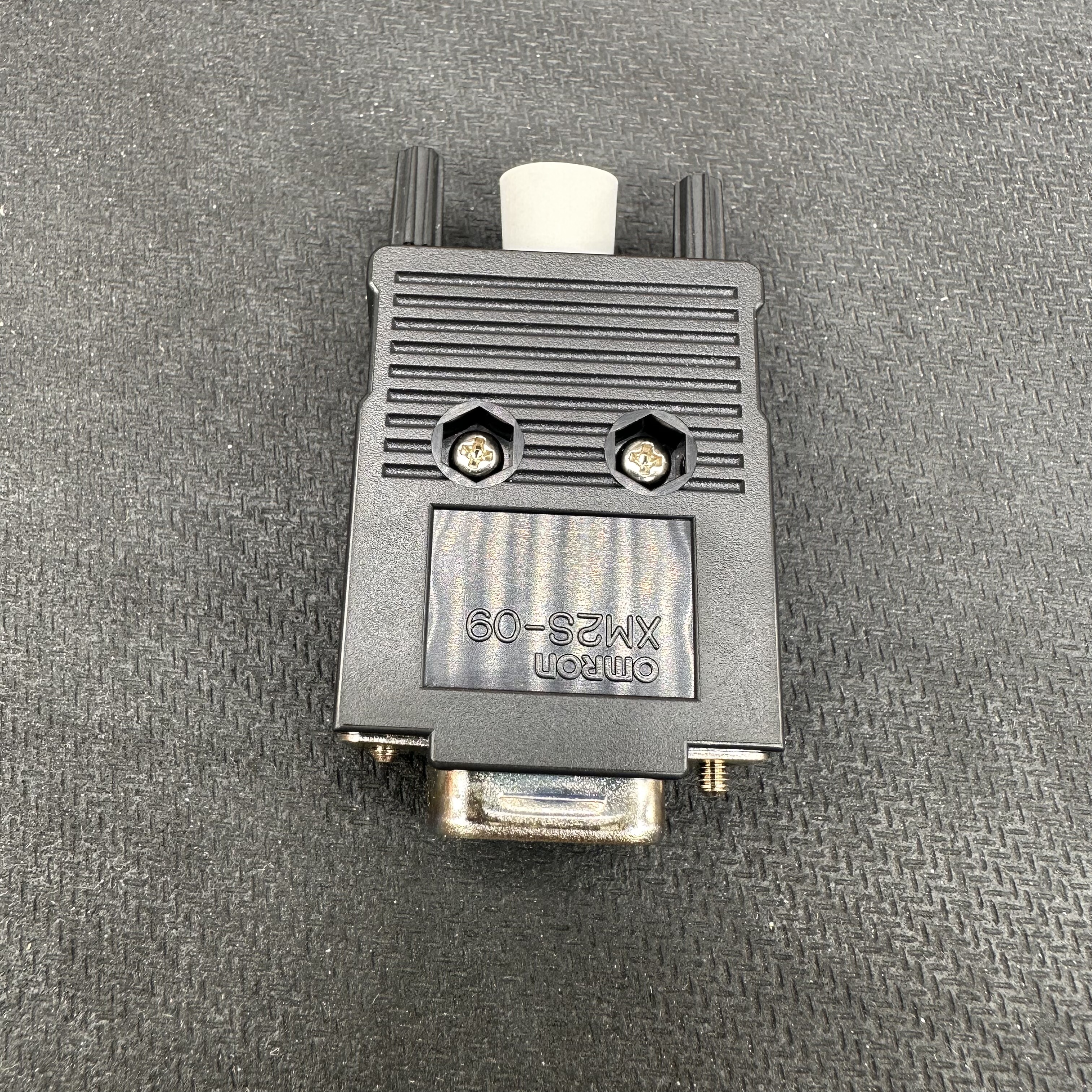 XM2S-09进口欧姆 龙黑色塑料壳9孔镀金原装0911-E公插头OM RON