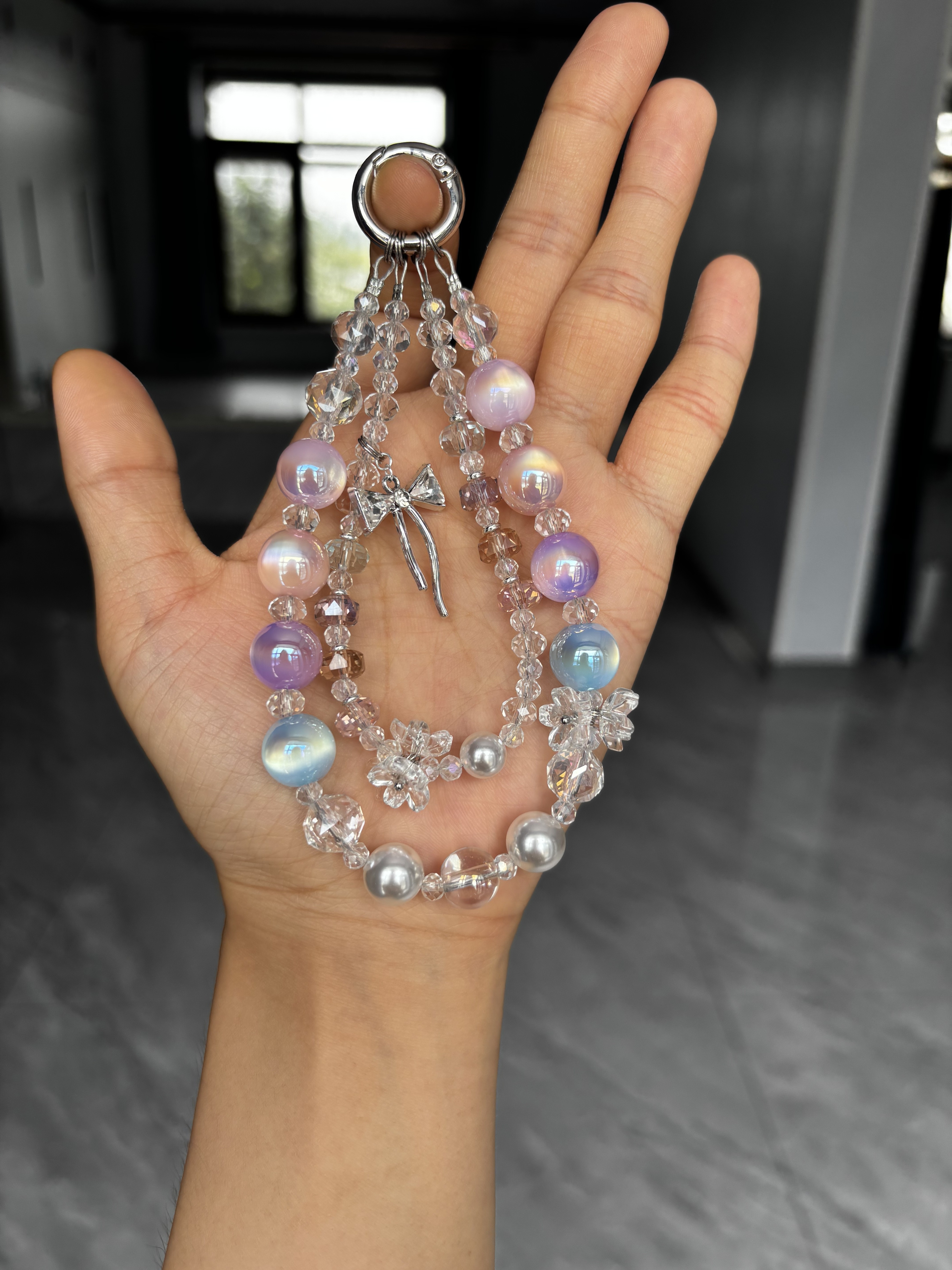 冰透幻彩珠手机挂饰银色蝴蝶结