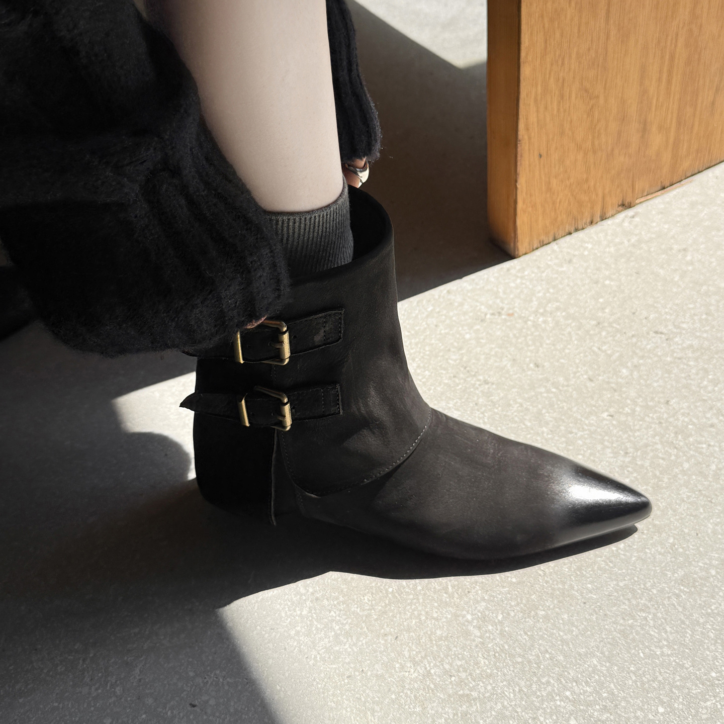 法式英伦风复古真皮皮带扣裤管靴女2025秋冬季新款尖头短靴单靴子
