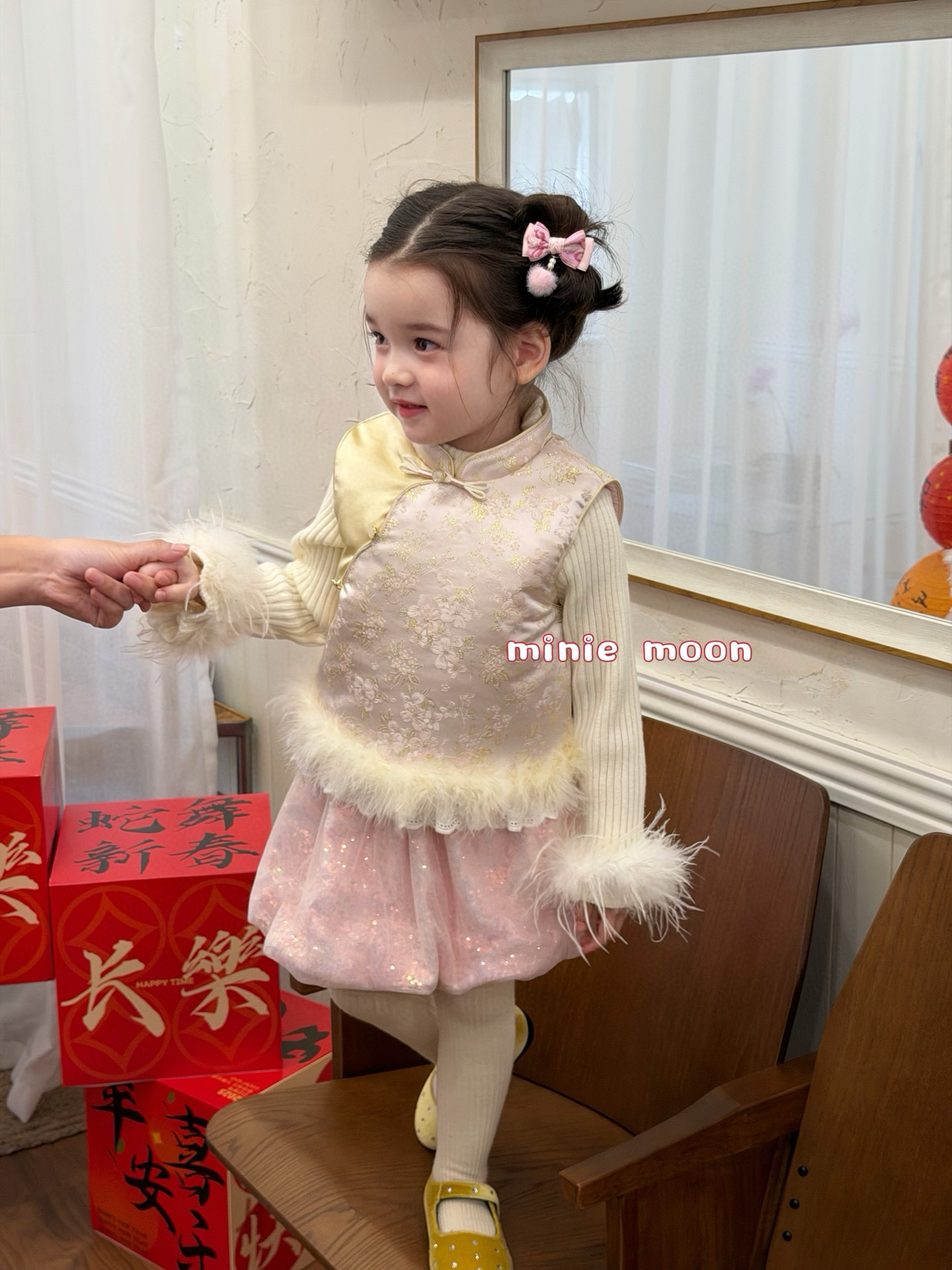 小树家2025秋冬新款女童时尚新中式国风马甲加绒针织打底衫花苞裙