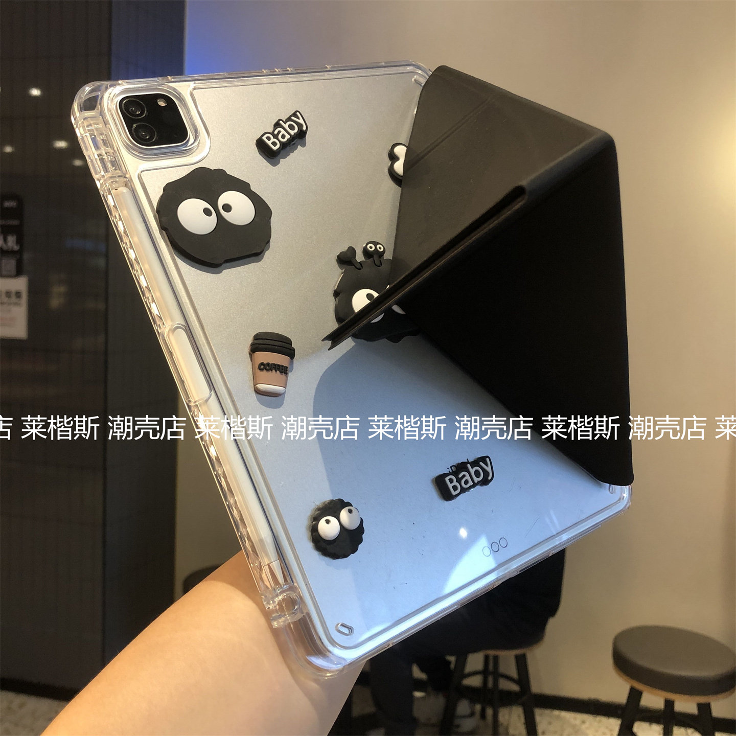 黑煤球公仔3+Y折叠支架翻盖适用苹果iPad Pro11保护套Air456笔槽Pro12.9寸10.2防弯9.7亚克力a2696可吸附外壳