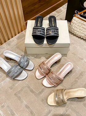 拖鞋女外穿2025新款粗跟一字拖网红ins潮百搭压钻刺绣字母凉拖