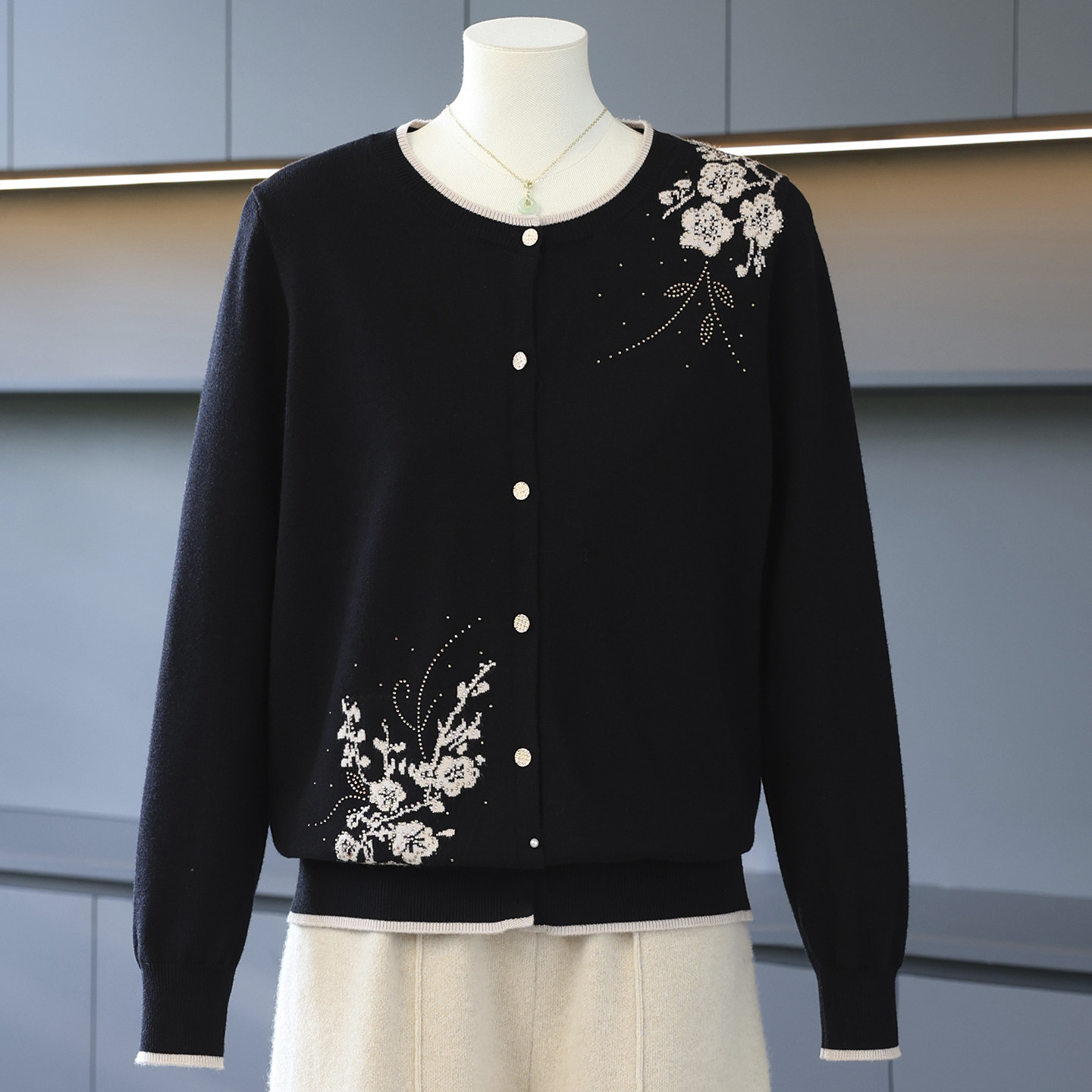 妈妈装春秋绣花圆领毛衣开衫2025新款中老年女装休闲减龄针织上衣,女装/女士精品,中老年女装,淘宝优惠券,粉丝福利购,淘宝优惠卷