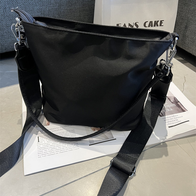 时尚简约大容量包包女手提布袋上班帆布单肩通勤托特牛津布水桶包