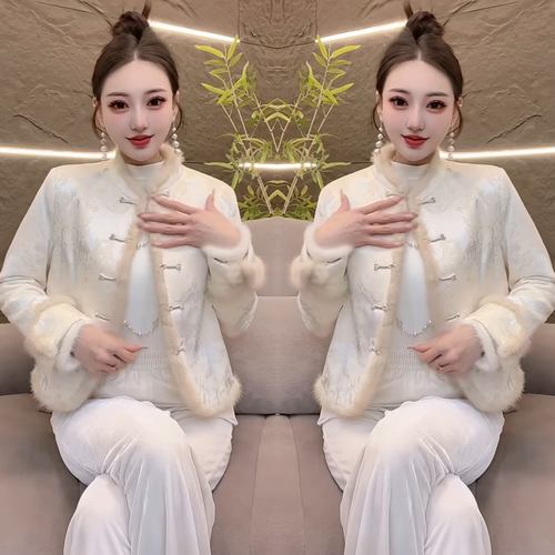 贵气大方盘扣毛毛边女士外套