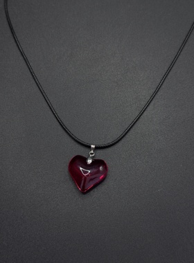 甜酷风红色玻璃爱心黑色皮绳女士吊坠项链时尚摆拍街头风P12152