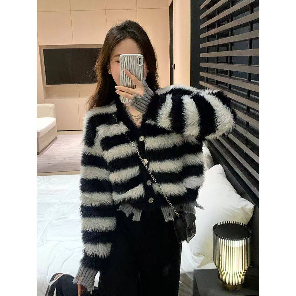 仿貂绒条纹毛衣外套女冬季短款新款加厚设计感假两件破洞长袖上衣