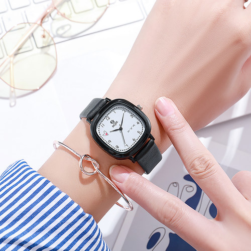 新款奶茶色方形手表女ins小众设计感高颜值学生党简约气质小表盘