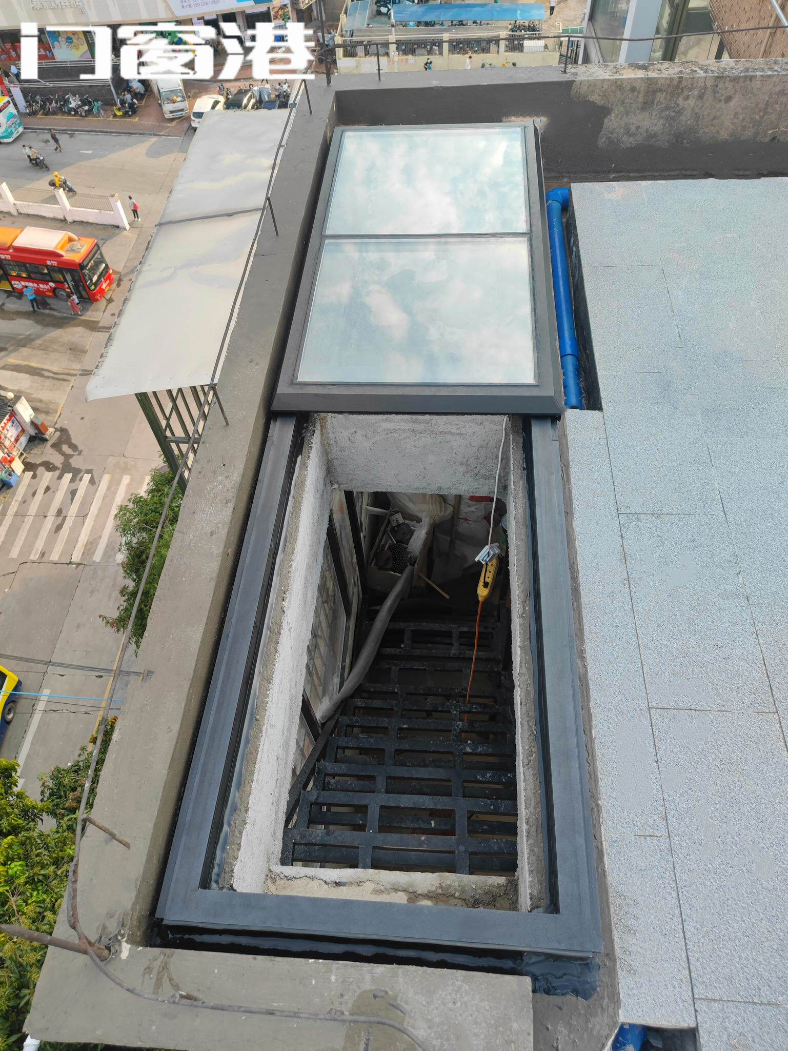 平屋顶楼梯口出入人天台电动平移天窗楼梯口铝合金左右滑盖定制