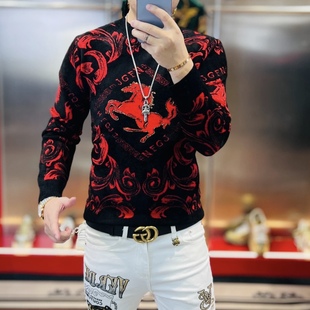 欧货站2024新款男士天鹅绒针织提花烫钻战马时尚修身圆领弹力毛衣