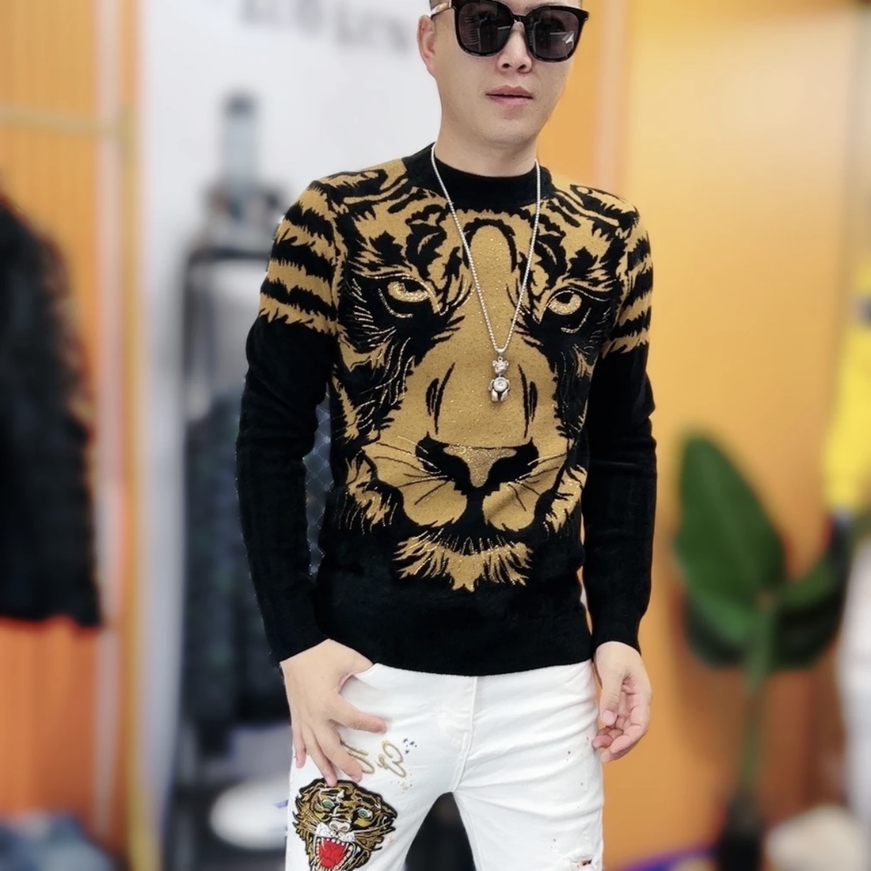 2024新款冬季青年针织摩卡提花虎头烫钻时尚修身圆领弹力男士毛衣