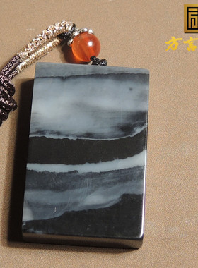 方言精品新疆和田玉老熟锅灰聚墨意境山水画青花籽料平安无事牌R1