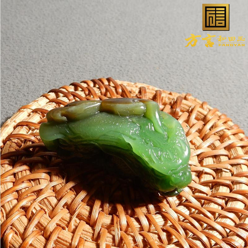 亏麻了方言品牌和田玉精品俄料阳绿细腻红皮碧玉籽料龙挂件吊坠A2