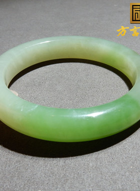 震惊方言和田玉精品特色青海料冰润带翠色内径56mm正装手镯子A5