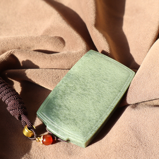 方言收藏级罕见老熟沙枣青绿豆沙色绢丝纹细腻平安无事牌子吊坠A2