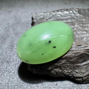 放大漏方言和田玉老坑俄罗斯乌兰海苹果绿碧玉起荧光蛋形吊坠S6