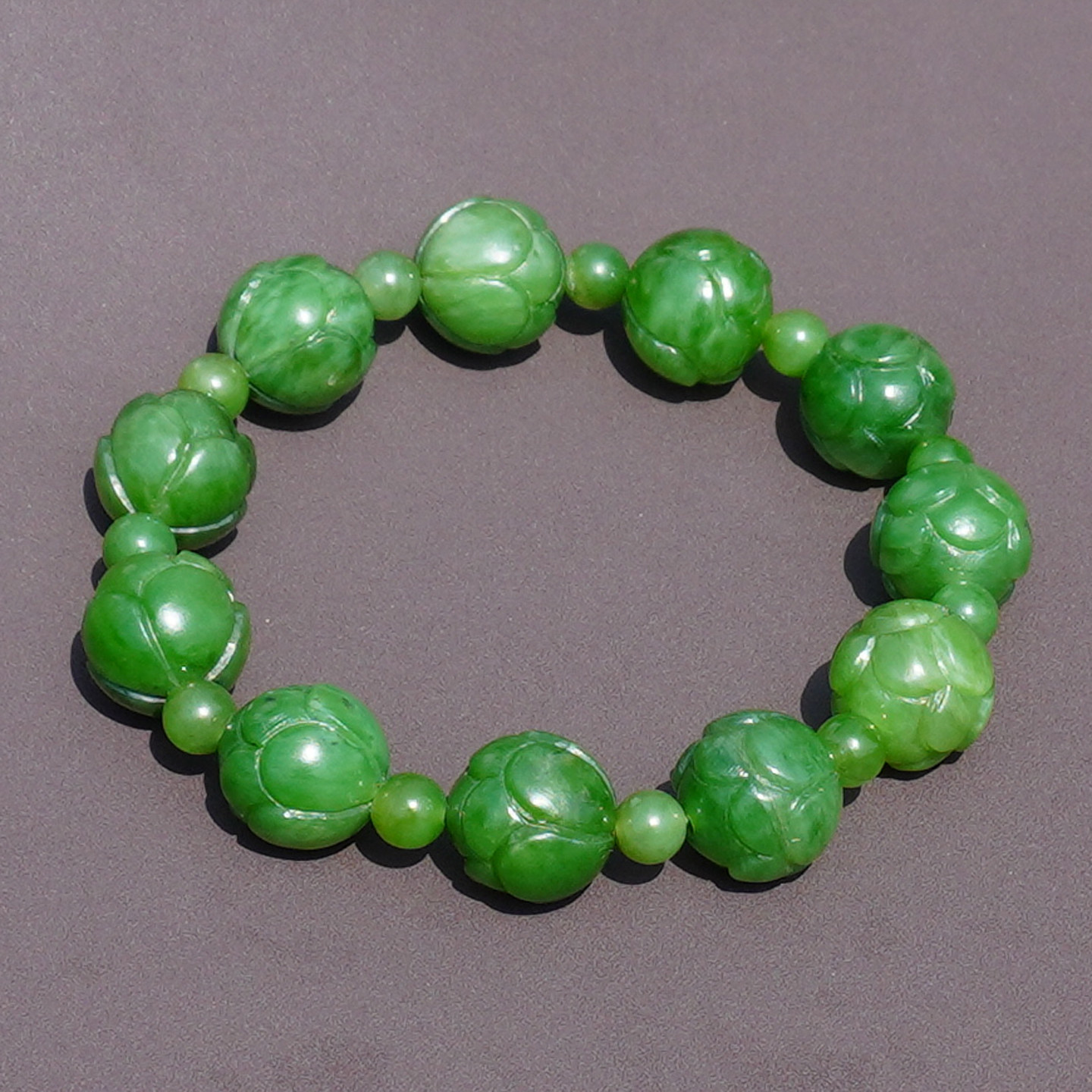 方言品牌俄罗斯老料油润细腻阳绿碧玉14mm手工雕刻莲花男女手串A6