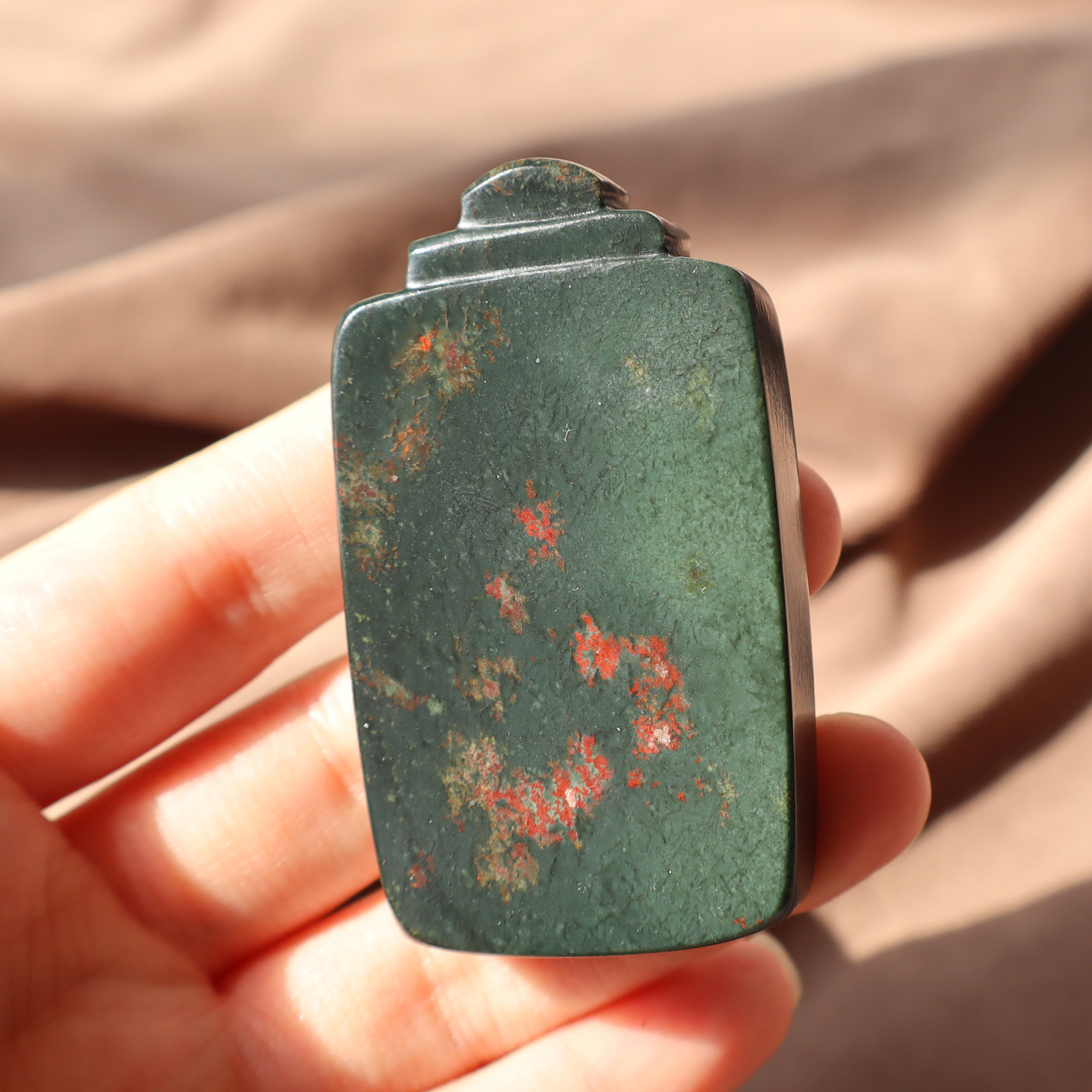 震惊方言和田玉特色新疆塔青老熟料枫叶红平安无事牌子吊坠挂件A2