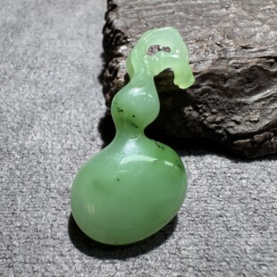 放大漏方言和田玉老坑俄罗斯乌兰海苹果绿碧玉起荧光葫芦吊坠S6