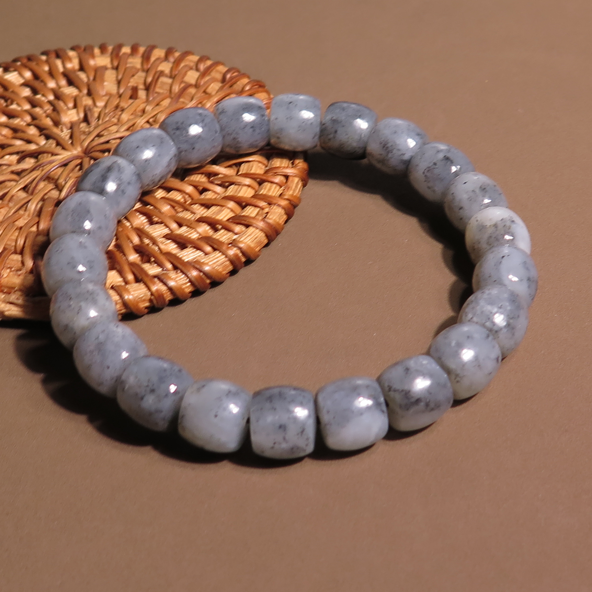 抢疯方言精品和田玉新疆特色玉田点墨青花籽料卡10mm老型珠手串X7