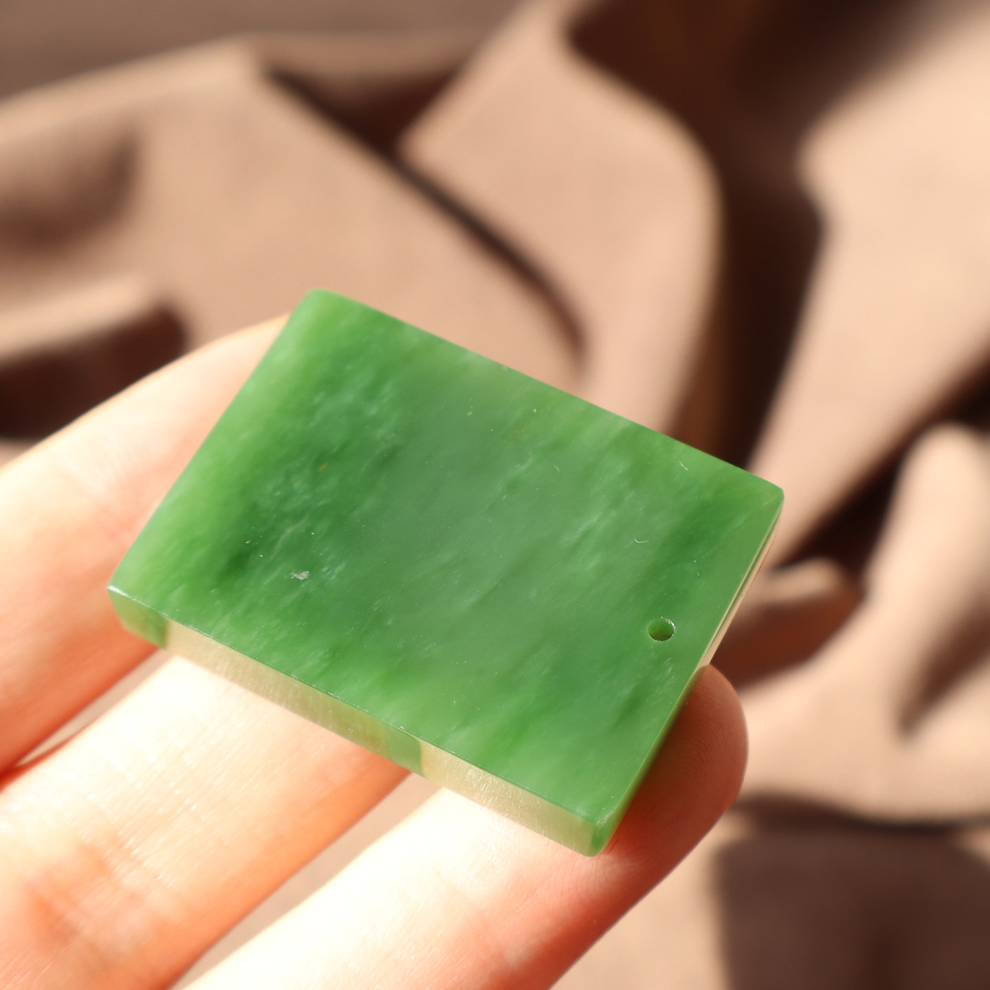 惊呆了方言品牌和田玉精品特色俄老坑料阳绿碧玉平安无事牌吊坠A2