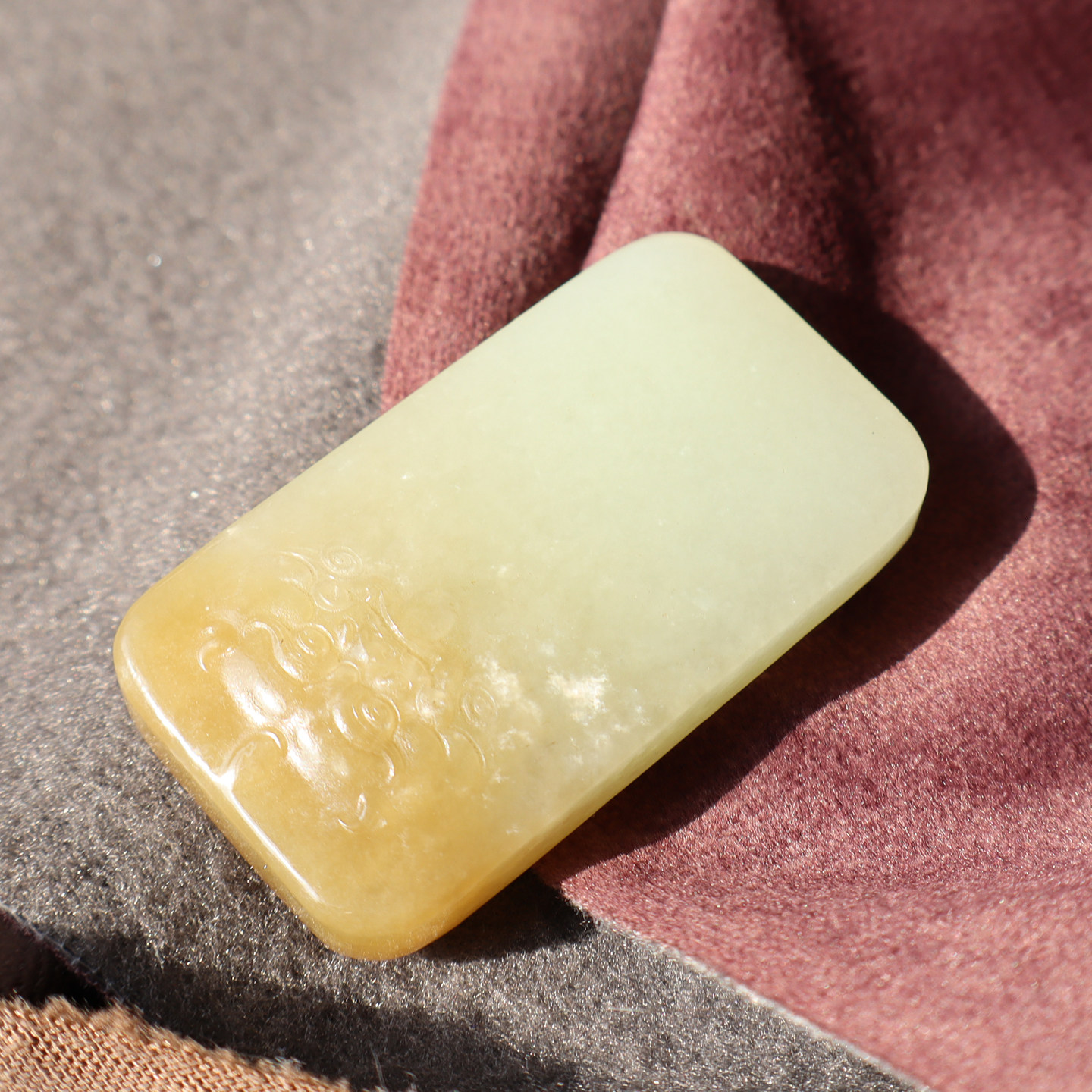 罕见方言精品级和田玉新疆特色且末老坑料黄糖白玉瑞兽牌子吊坠A2