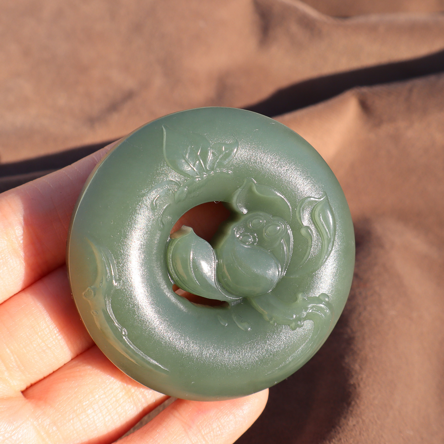 方言和田玉俄罗斯老料无结构细润油粉青镯心料雕刻莲花圆牌吊坠A2