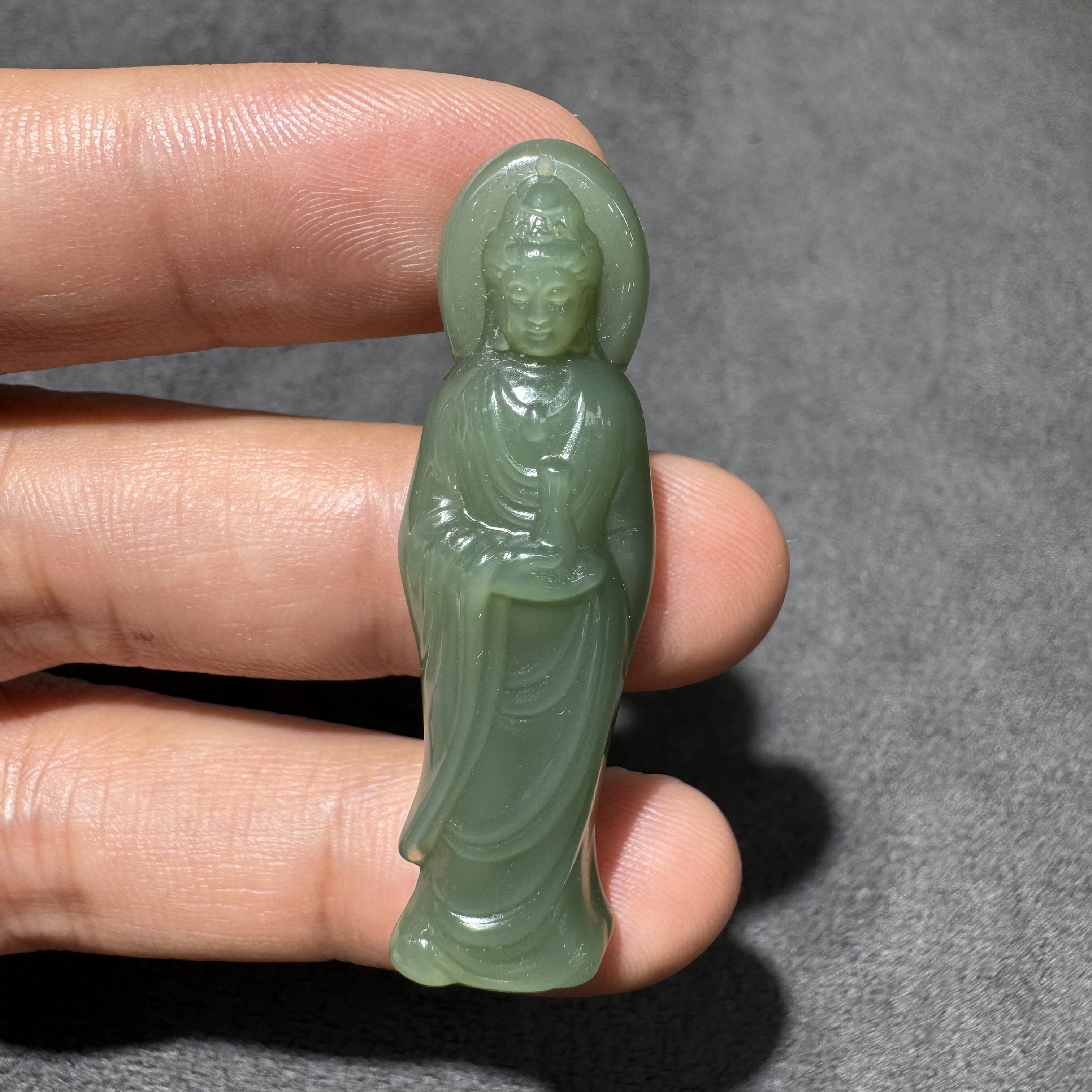 收藏级方言和田玉老坑俄料粉青碧玉高冰起荧光大师工观音吊坠S