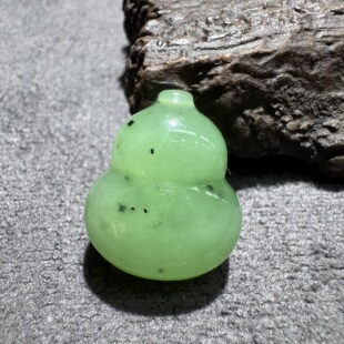 不看就亏方言和田玉老坑俄罗斯乌兰海苹果绿色标级碧玉葫芦吊坠S6