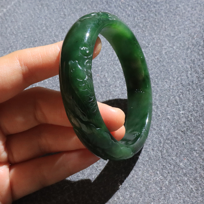 美美哒方言和田玉精品俄罗斯老坑雕花菠菜绿精品碧玉59mm女手镯O