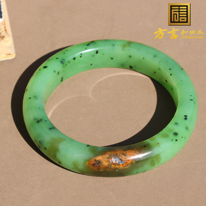 惊呆了方言品牌和田玉巨漏老俄料苹果绿红皮碧玉52mm精美手镯O8