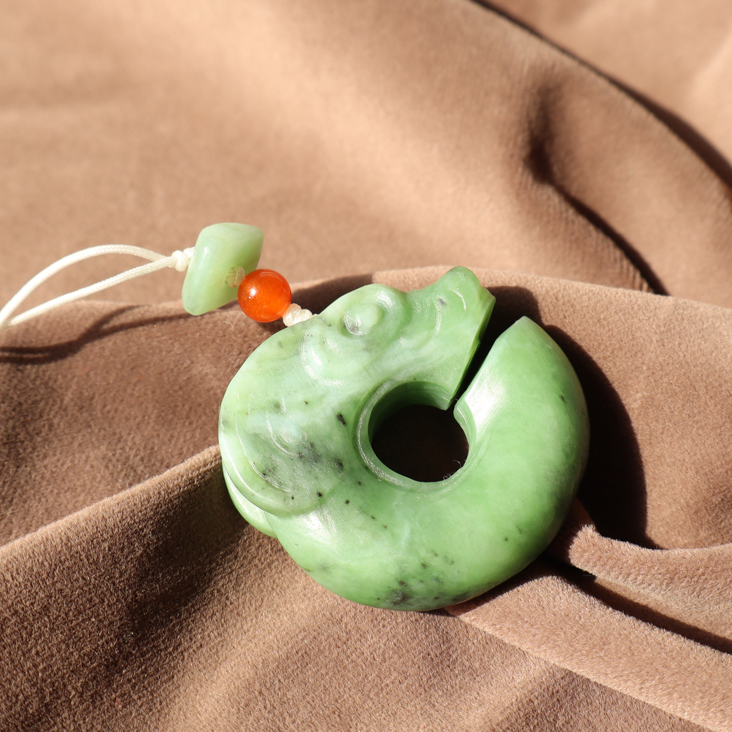 惊呆方言和田玉罕见老坑俄料苹果绿碧玉色超浓郁玉猪龙吊坠挂件A2