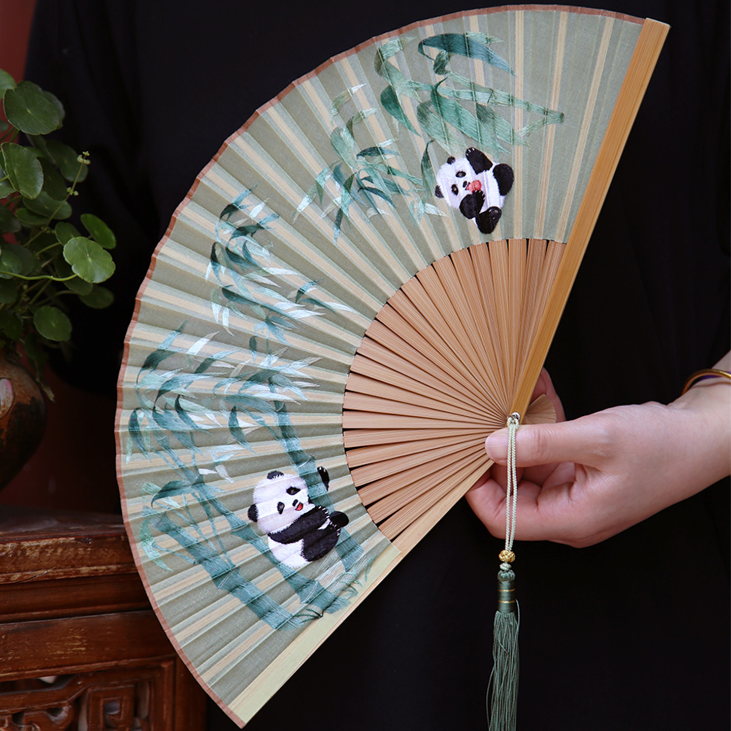 成都蜀绣手工刺绣双面绣熊猫折扇出国便携礼品送朋友送老外送妈妈