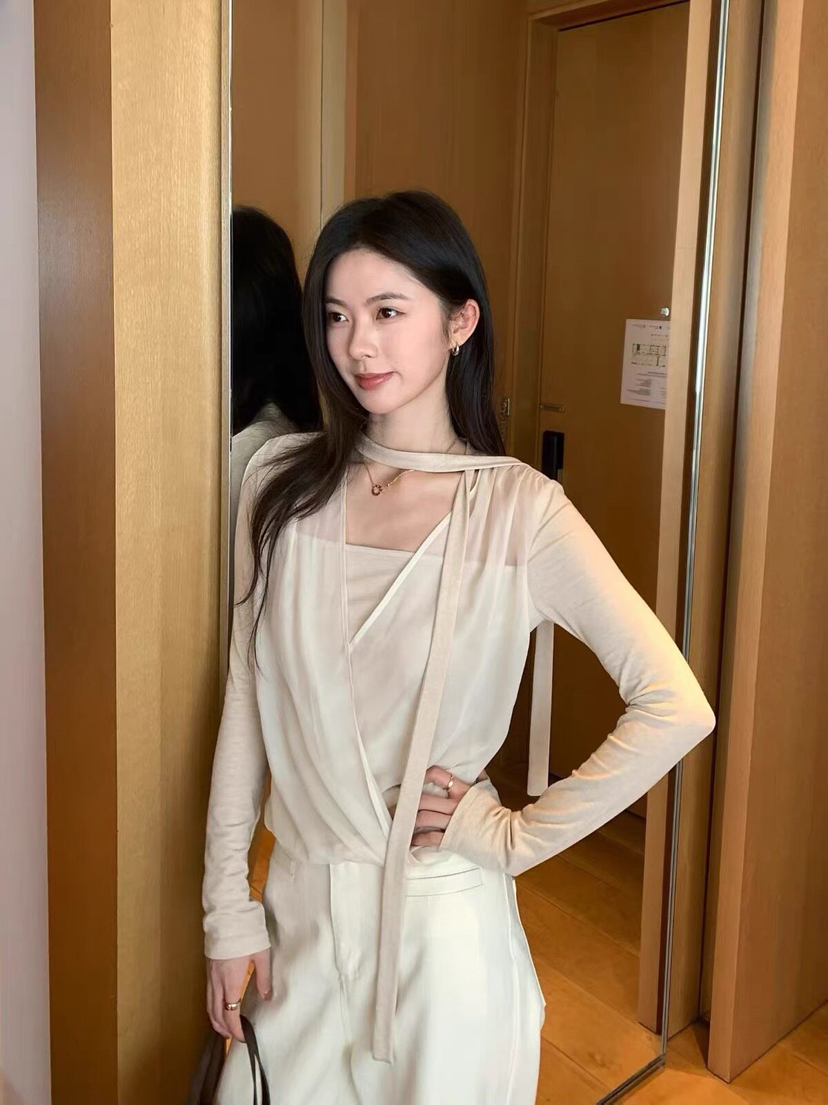 IF韩系简约小众设计感挂脖飘带长袖欧根纱拼接女2026早秋新款上衣