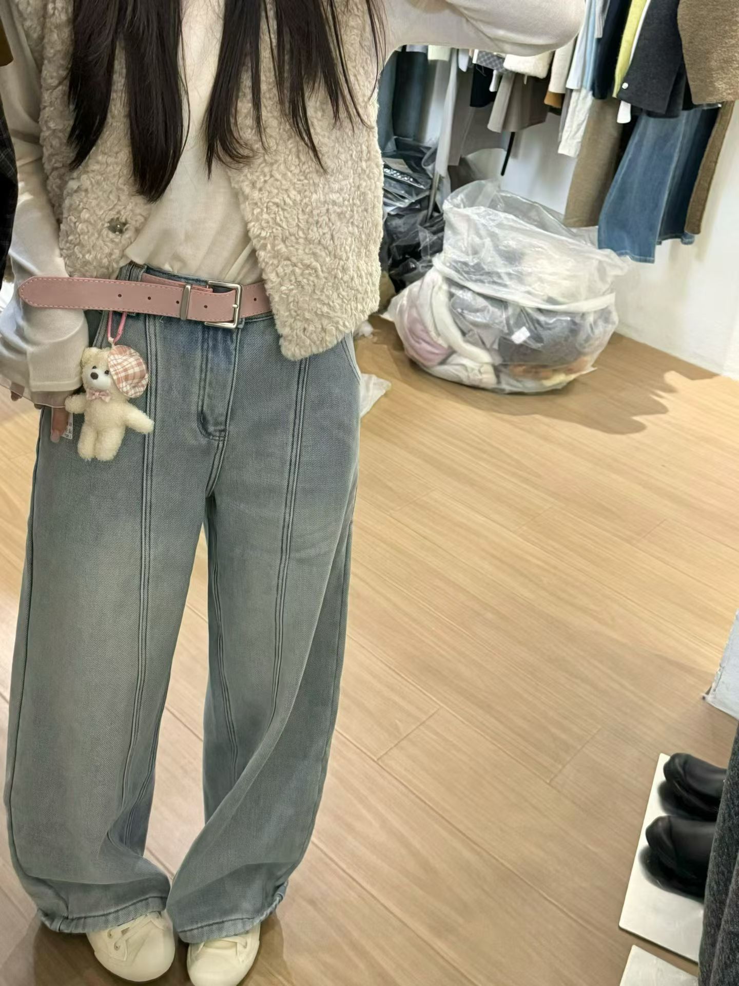 QZ千子正品2025冬季新款加绒加厚植绒一根筋浅蓝色弯刀拖地牛仔裤