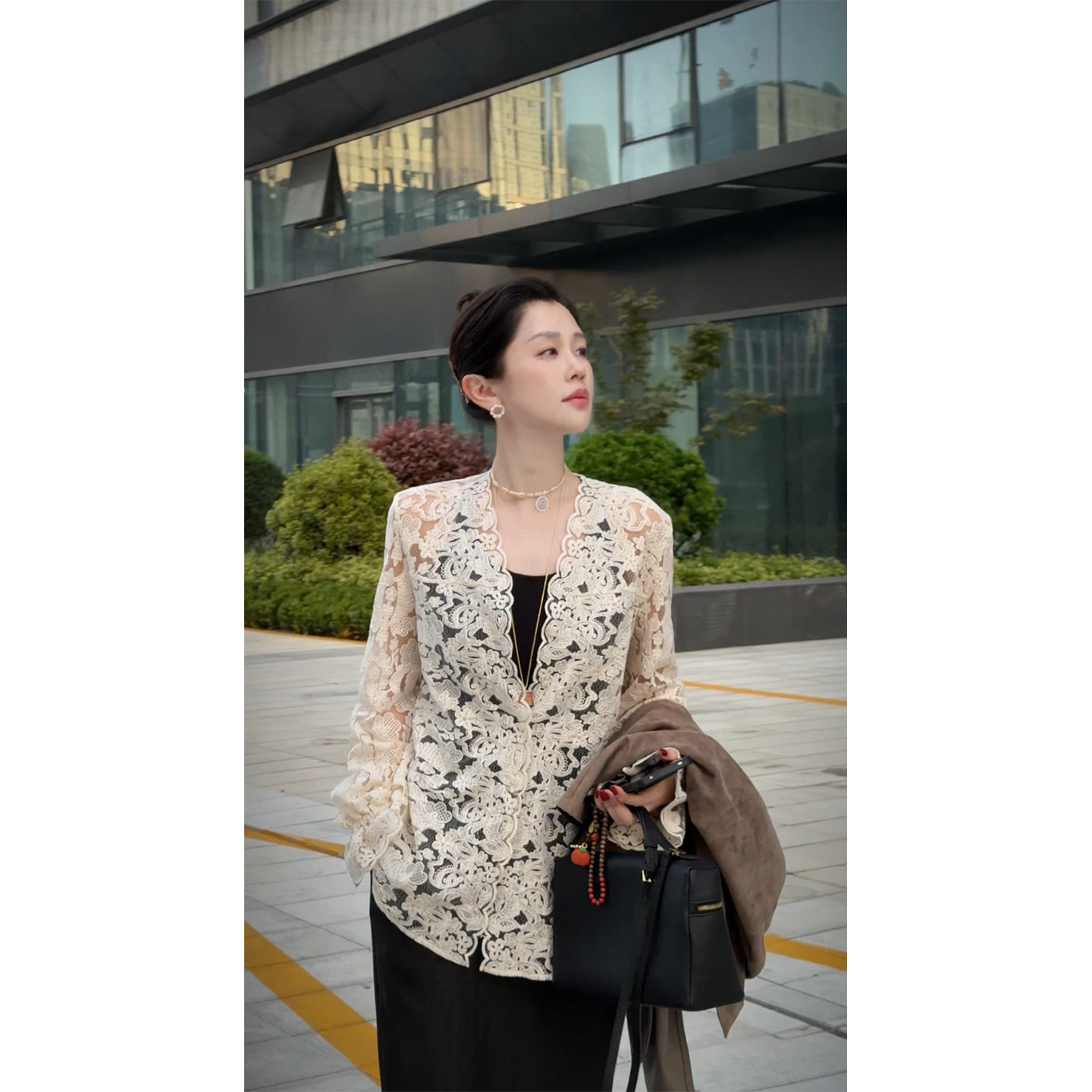 X【叭哒不惑】重工立体蕾丝法式复古V领灯笼袖衬衫打底上衣女