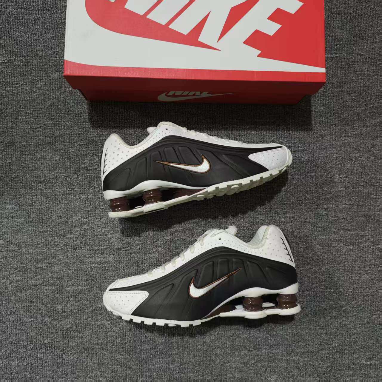 NIKE耐克女子SHOX R4后掌气柱缓震复古休闲跑鞋 AR3565-104