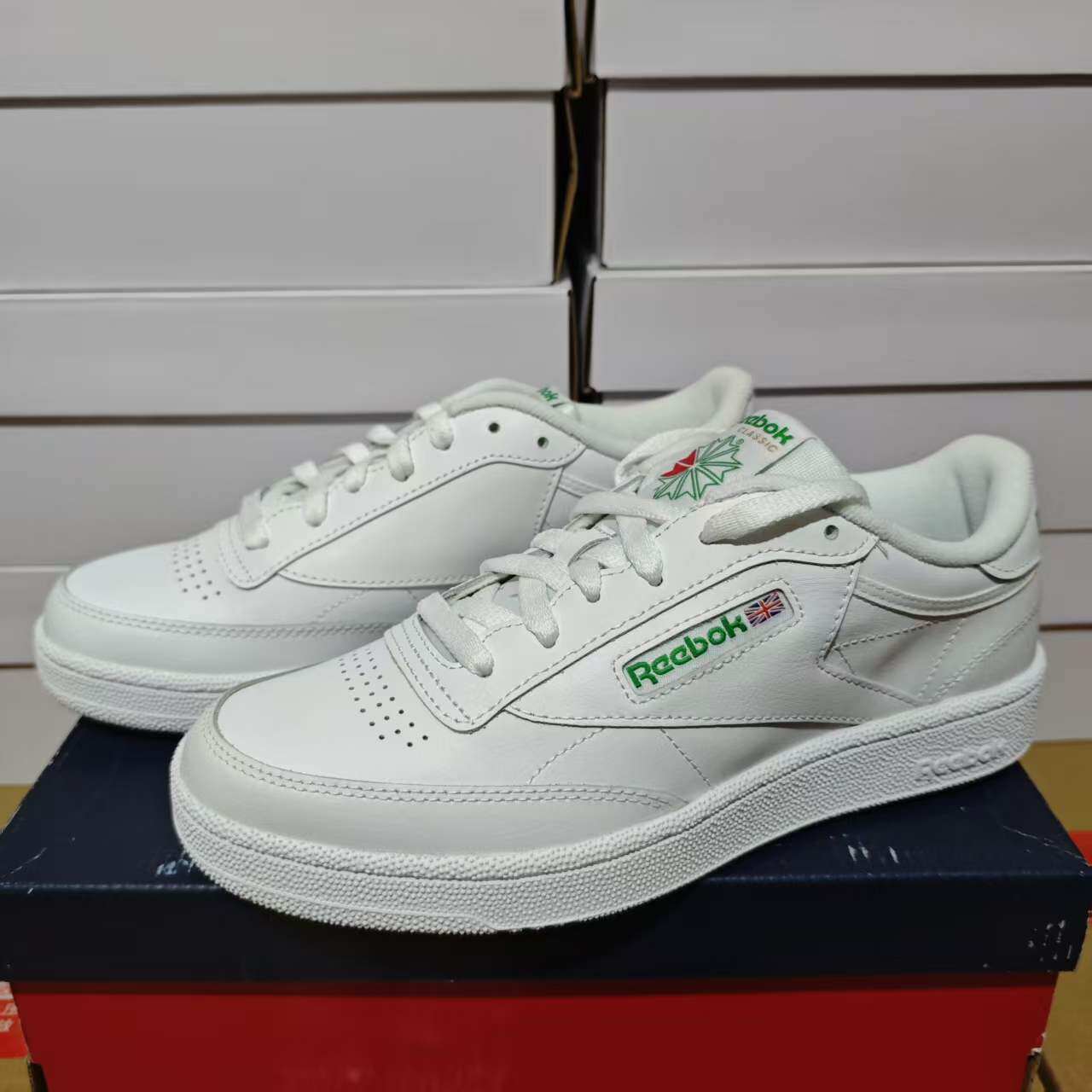 REEBOK锐步男子CLUB C 85二层牛皮白绿经典休闲板鞋 AR0456