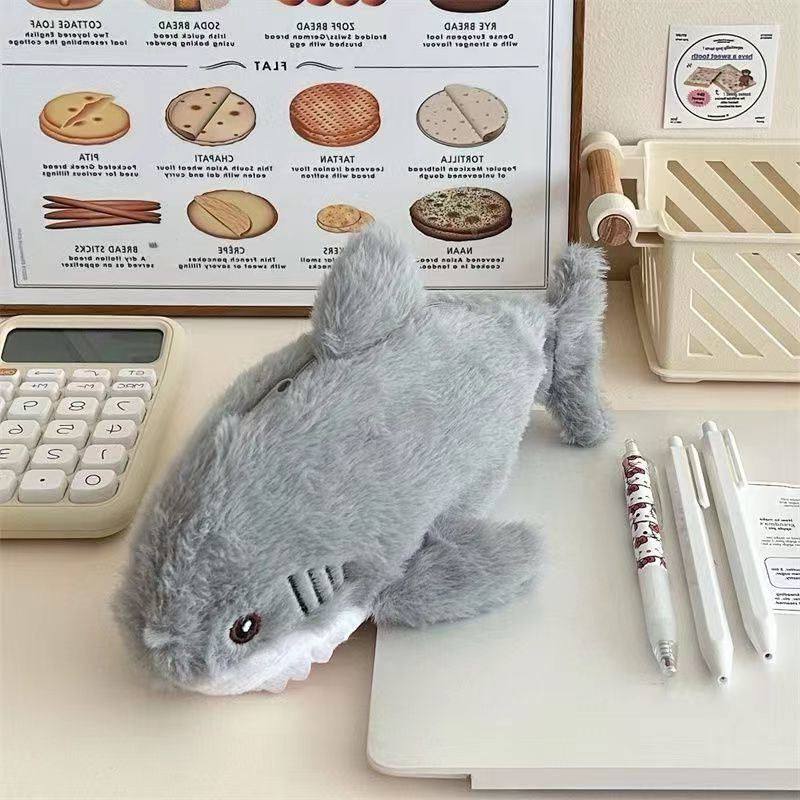 可爱卡通鲨鱼毛绒笔袋萌宠动物造型文具收纳袋学生用品创意个性潮