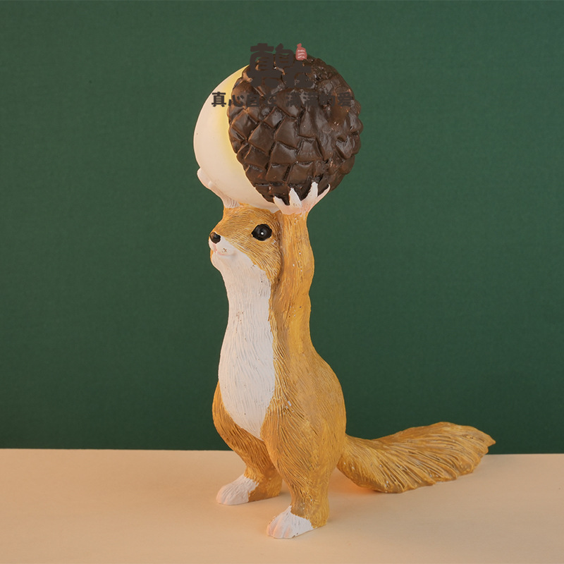 创意可爱卧室小松鼠摆件家居生日礼物装饰树脂工艺品桌面森系礼物