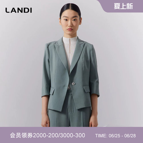 浅绿色收腰七分袖西装上衣